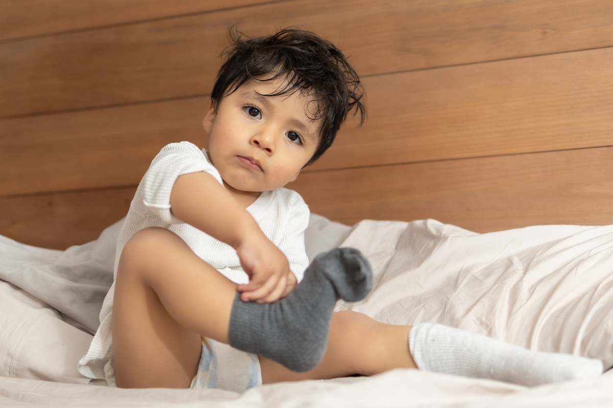 Luôn giữ ấm cho đôi chân của bé